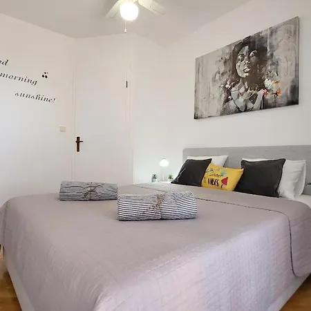 Summer Vibes Apartment Split